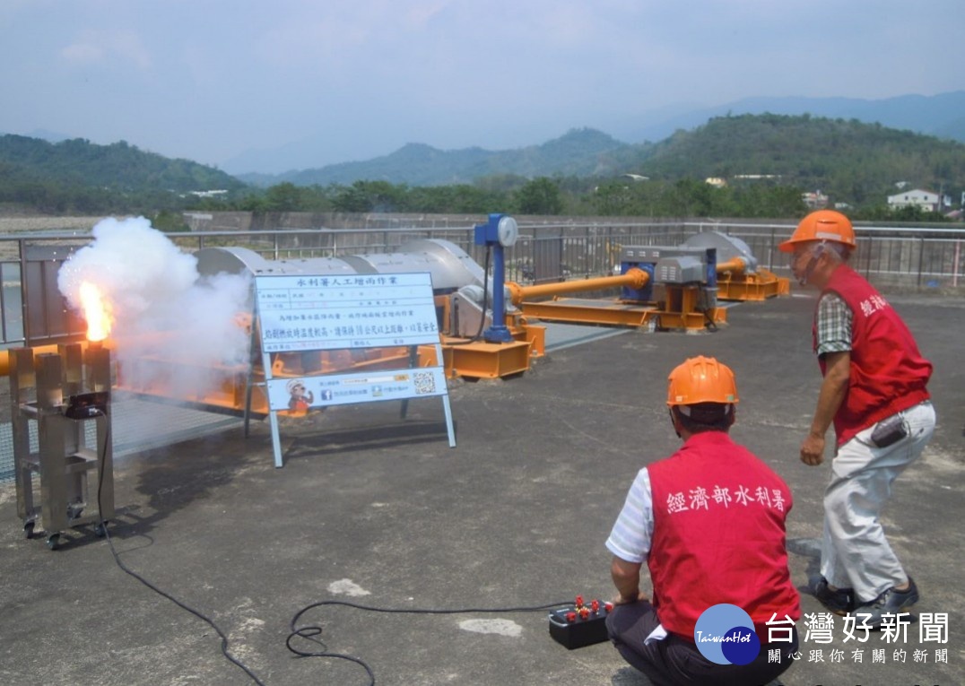 經濟部水利署今(3)日與國防部空軍第六混合聯隊合作,利用鋒面通過時機,於高雄市甲仙攔河堰進行地面、空中聯合人工增雨作業,盼有助於旱象解除。(圖/經濟部水利署)