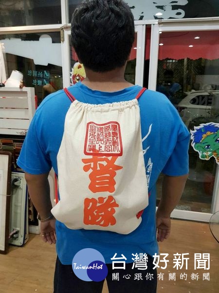 「督隊包」蓋有北港朝天宮媽祖清代玉璽「臺嘉笨北港朝天宮褒封天上聖母之寶」,背在身上如同受媽祖保佑的護身符。