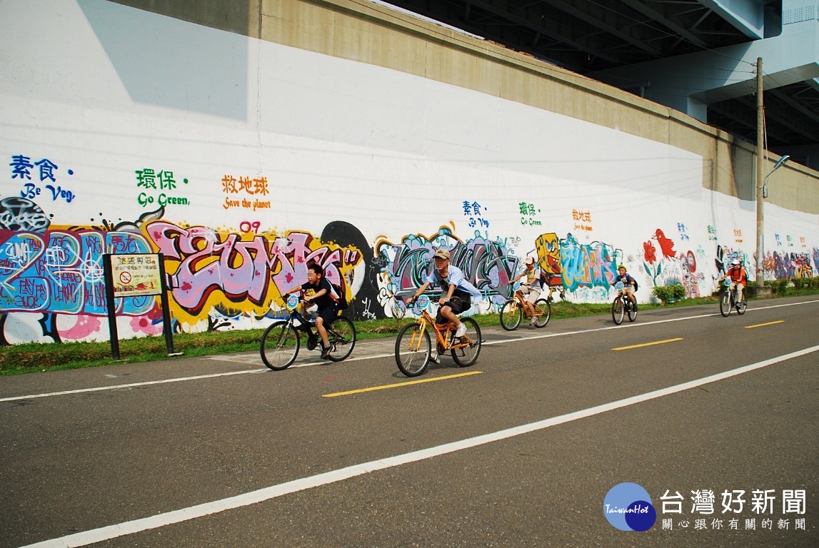 台北市水利工程處開放迎風、美堤、百齡右岸、福和、景美和成美右岸等6處河濱公園防洪牆隨大家塗鴉創作,讓大家自由發揮。不過水利處也提醒塗鴉不得有政治性語言或不雅文字圖案等,水利處管理站也將不定期巡檢與逕行清除。(圖/台北市工務局水利工程處)