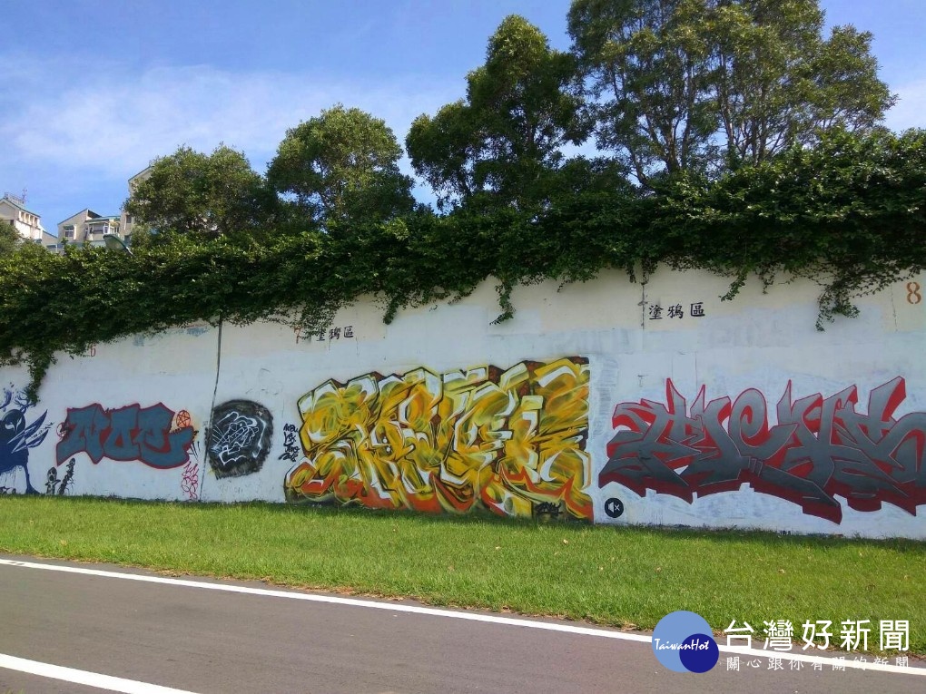 台北市水利工程處開放迎風、美堤、百齡右岸、福和、景美和成美右岸等6處河濱公園防洪牆隨大家塗鴉創作,讓大家自由發揮。不過水利處也提醒塗鴉不得有政治性語言或不雅文字圖案等,水利處管理站也將不定期巡檢與逕行清除。(圖/台北市工務局水利工程處)
