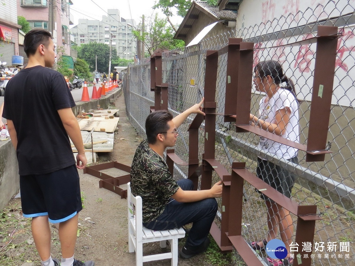 銘傳大學同學及社區居民,運用創意巧思與環保材料,一起動手為憲光二村周邊鐵絲網圍籬進行美化。