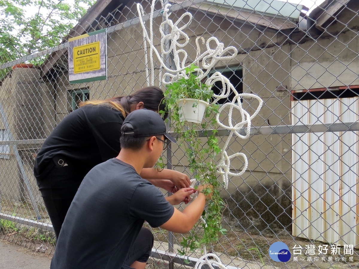 銘傳大學同學及社區居民，運用創意巧思與環保材料，一起動手為憲光二村周邊鐵絲網圍籬進行美化。