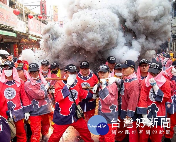 北港朝天宮天上聖母祈安遶境,鑼鼓喧天、炮聲不絕,熱鬧滾滾。(記者陳昭宗拍攝)