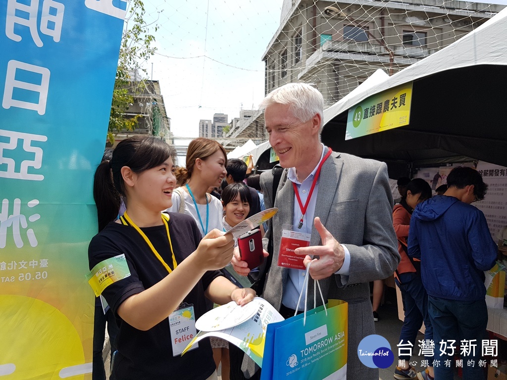 圖說:朝陽科大學生志工協助接待亞太社會企業高峰會參觀市集之貴賓,表現十分專業。(圖/朝陽科技大學)