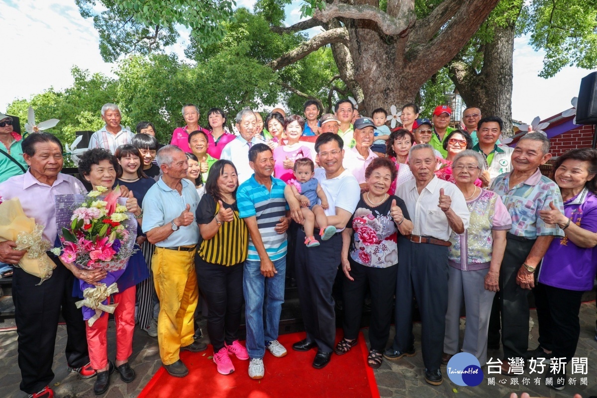 外埔桐花祭登場 12對夫妻見證百年公婆樹牽紅線神蹟
