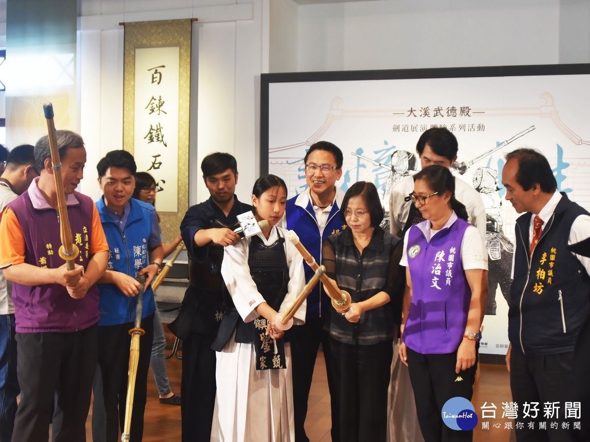 榮獲今年度全國學生盃及市長盃雙料冠軍的6年級小劍士劉家甄,擔任劍道教練帶領現場來賓體驗劍道打擊技法。