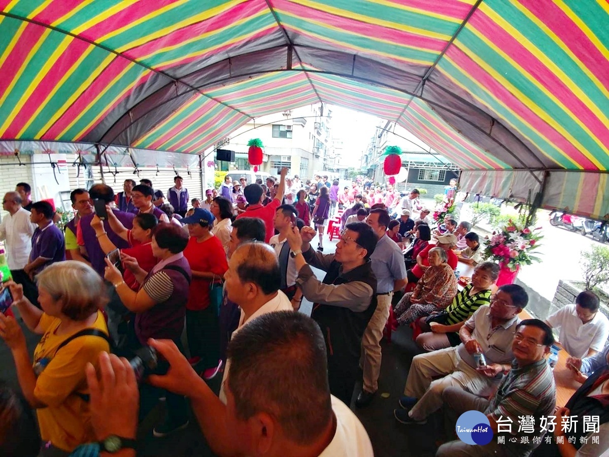 無黨籍劉邦德成立中壢北區競選服務處,冠蓋雲集把服務處前福安二街幾乎塞滿,約有近八百人與會,聲勢浩大