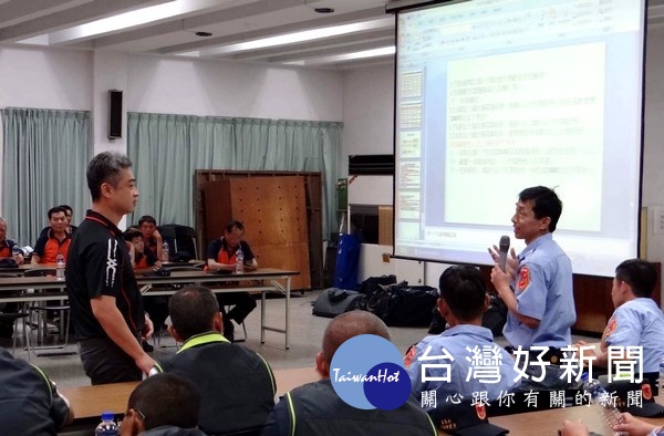 偵查隊長郭建宏針對打擊詐欺犯罪、毒品防制及新興毒品態樣解說,並與巡守隊員意見交流。