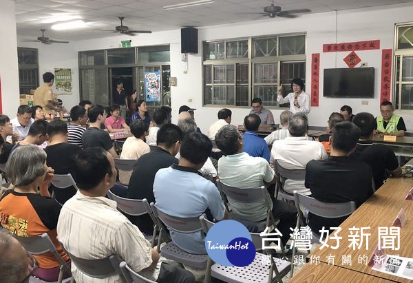 社區治安會議針對反毒品、反詐騙等當前治安重點工作進行說明及宣導,警民互動熱絡。(記者陳昭宗拍攝)