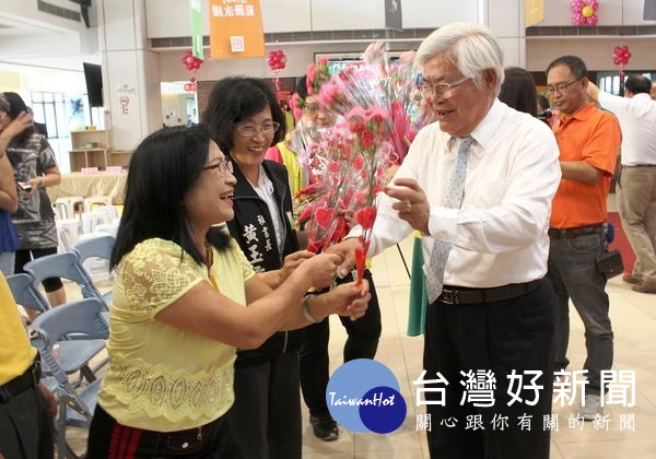 李進勇縣長分送康乃馨給現場女性同仁,祝福全天下媽媽身體健康「母親節快樂」。