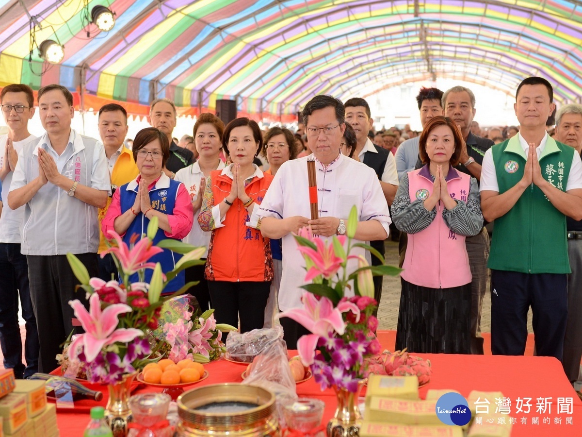 八德區瑞發市民活動中心動土典禮中,桃園市長鄭文燦和與會來賓共同焚香祝禱工程平安順利。