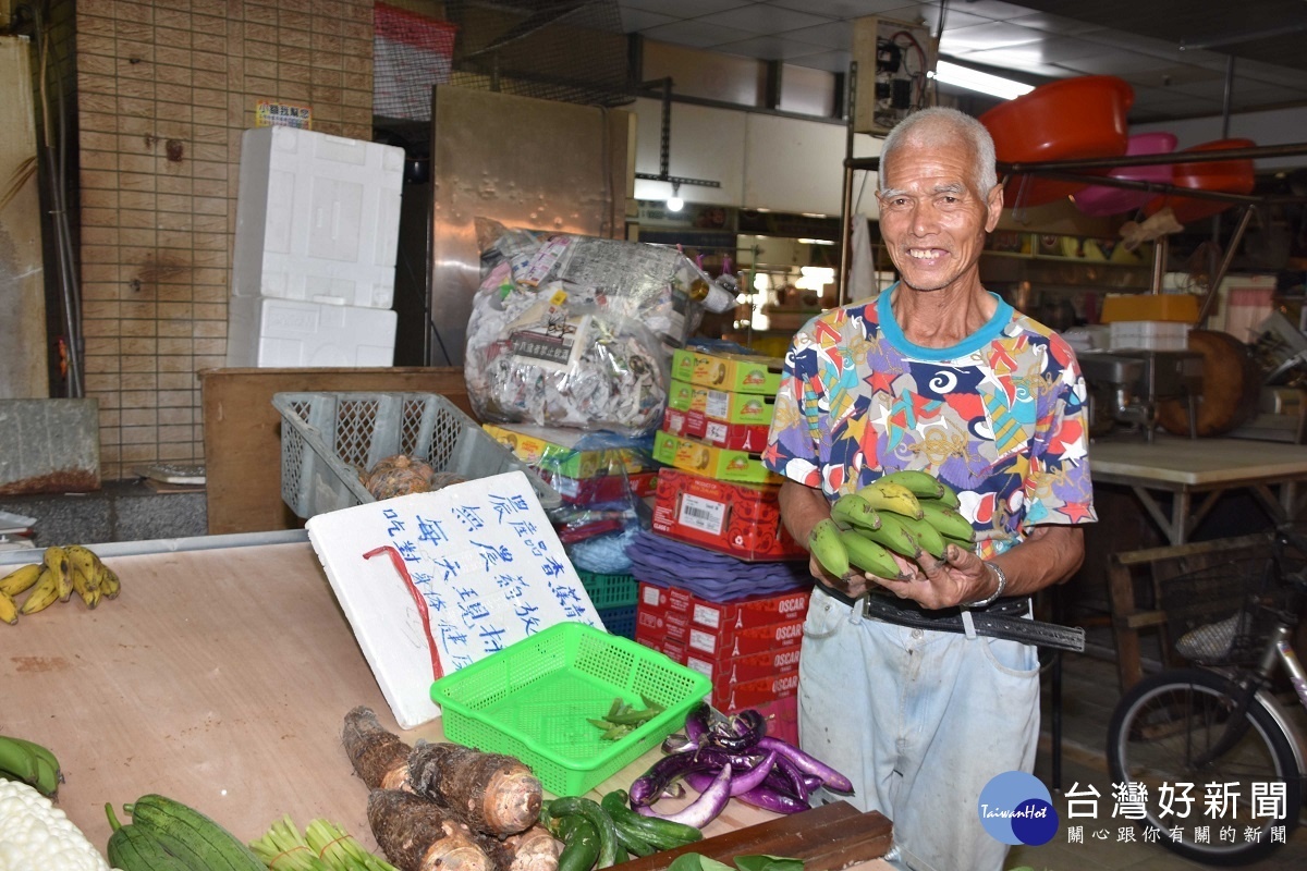 呂老先生表示，他的農產品包括香蕉、青菜等，無農藥且每天現採，請大家放心。