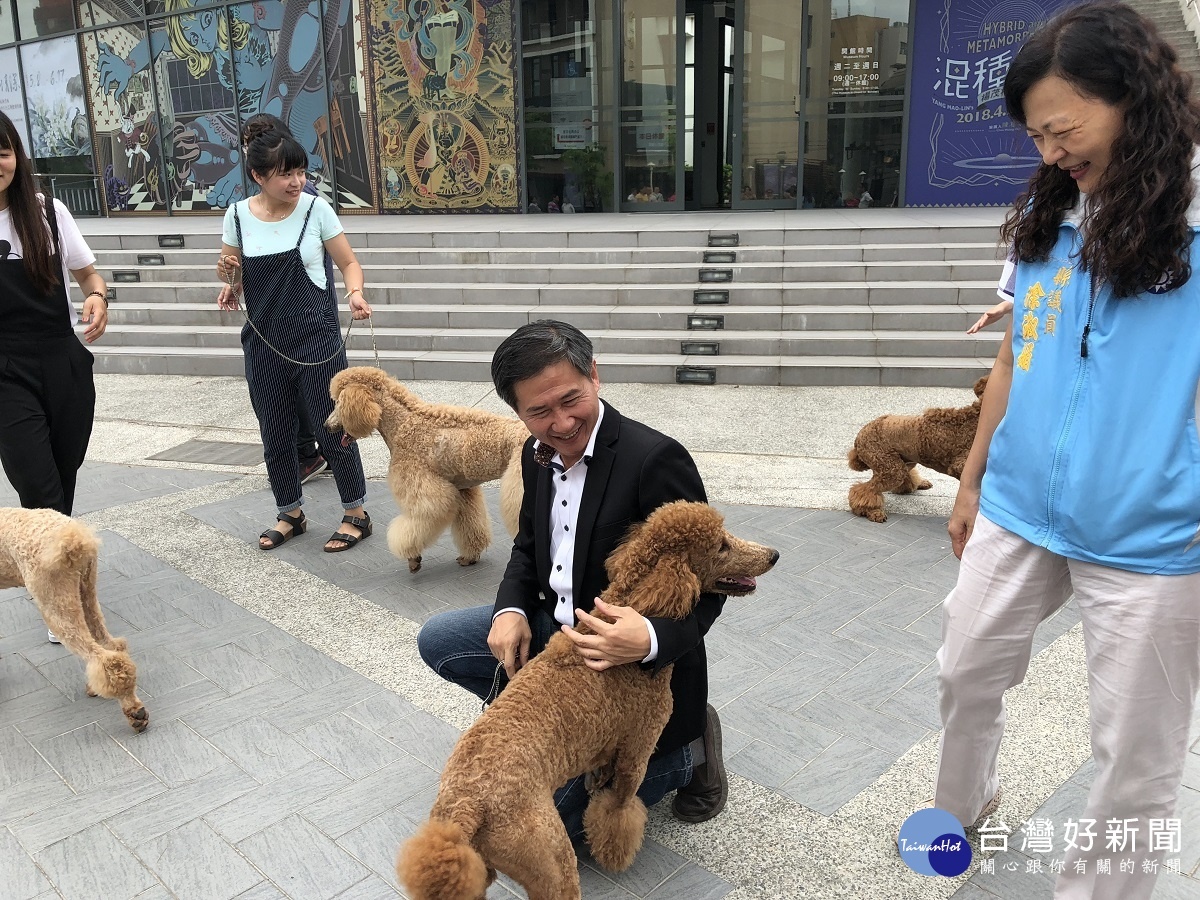 文化局長陳文彬與參與踩街的毛小孩，右為縣議員涂淑媚。