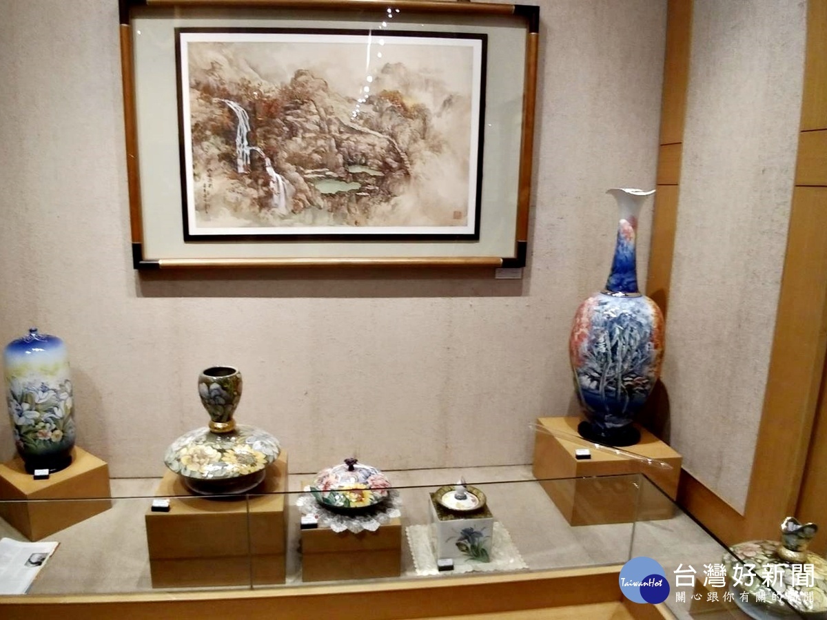 「姹紫嫣紅」在臺華窯展出 李秀芳彩瓷展祝母親節快樂