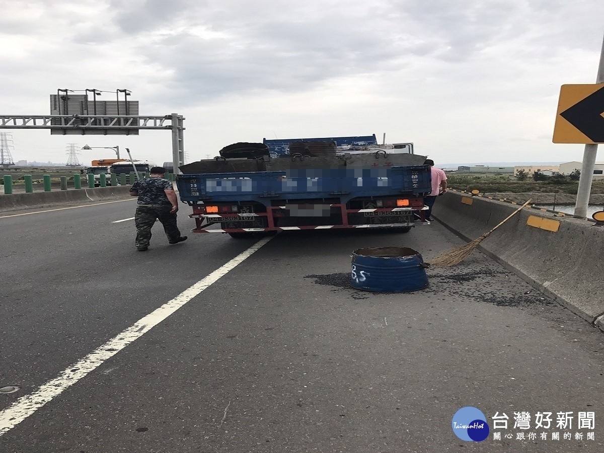 西濱快速車斗上萬顆螺絲掉落車道　造成20多部車輛輪胎被刺破