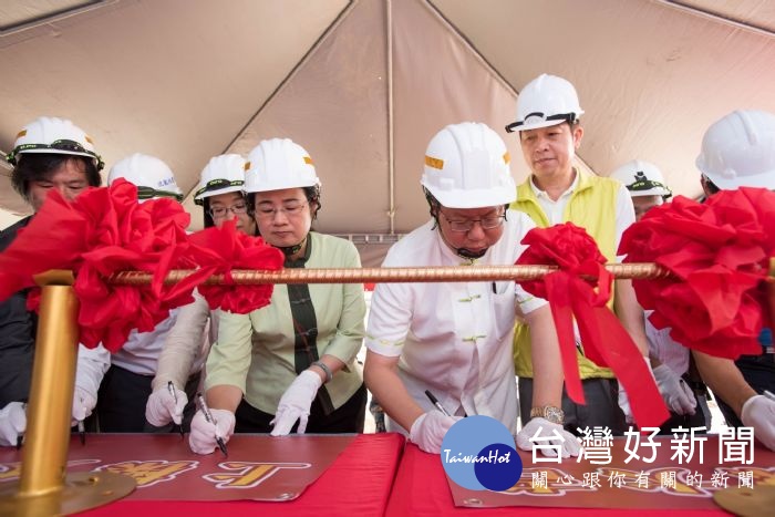 桃園市長鄭文燦前往新屋區,出席「桃園市青年體驗學習園區興建工程上樑典禮」。