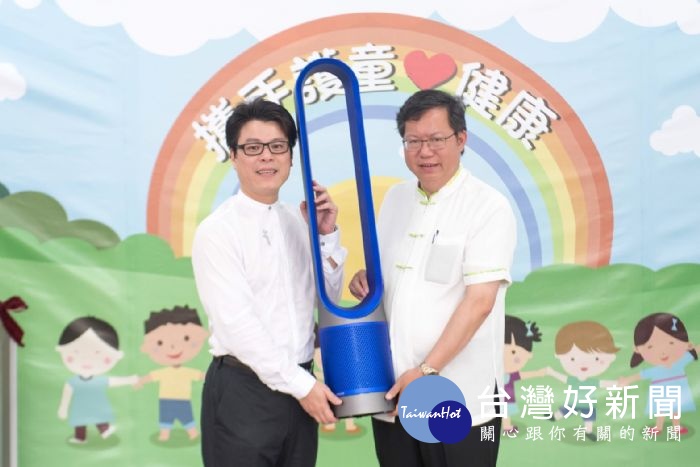 鄭文燦表示,教育局也會編列預算協助其他區公立幼兒園裝設空氣清淨機,讓孩子能健康快樂的成長、茁壯。