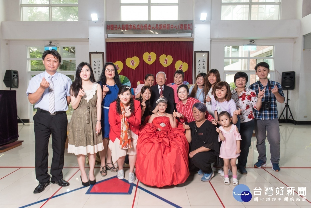 91歲的趙碧德爺爺和80歲的王初蓉奶奶，比照現代年輕人舉辦婚禮的模式。(葉子攝影團隊提供)