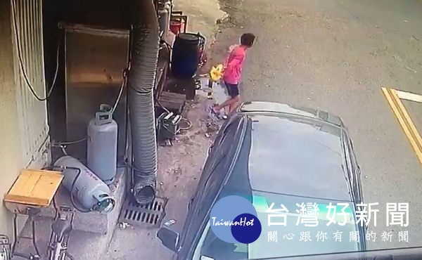店門外的監視器清楚拍下婦人路過時,靠近麵攤順手偷走食材的過程,警方循線逮人。(記者陳昭宗拍攝)