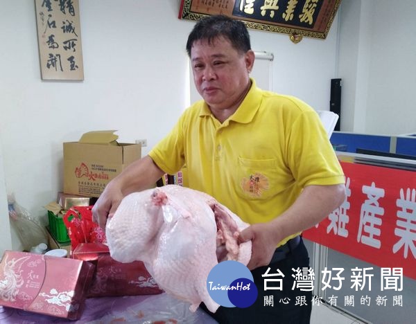 「台灣火雞產業推廣協會」籌備會主任委員陳炳炎介紹火雞肉加工及各式美味火雞料理。