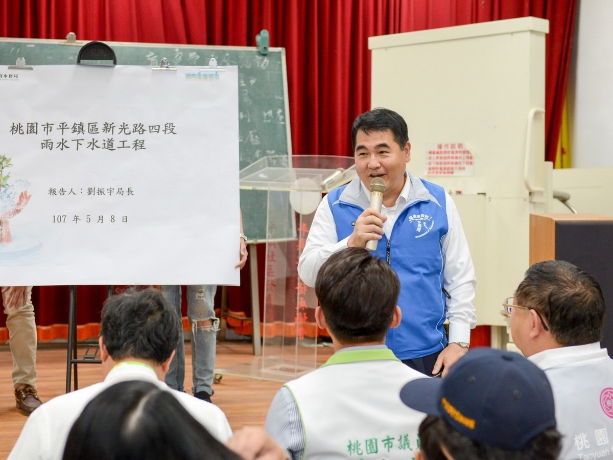 桃園市政府水務局長劉振宇進行平鎮區新光路四段雨水下水道工程簡報 。