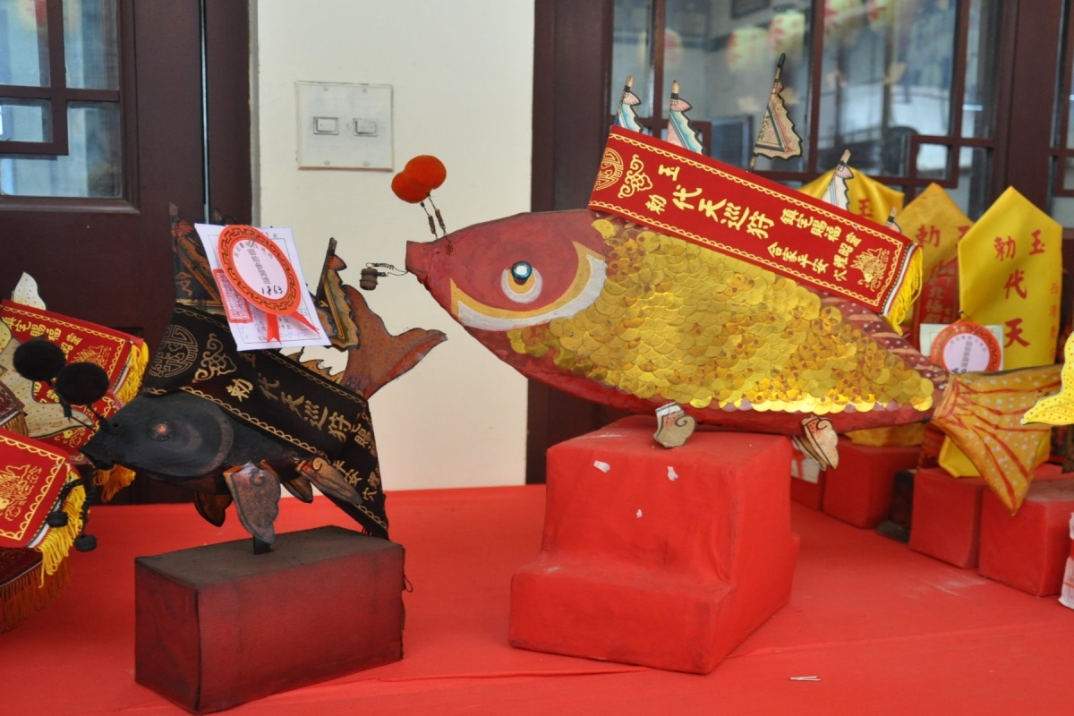 返慶安宮參與鑑醮的鯉魚公,雖大小有別,但神威同等顯赫。