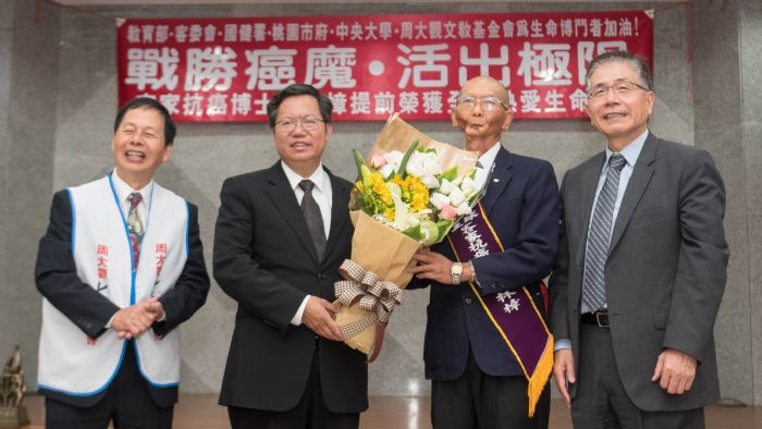 鄭市長代表市府向蔡林樟表達最大的肯定與致意,也期盼蔡林樟的生命教育典範能感染更多人。