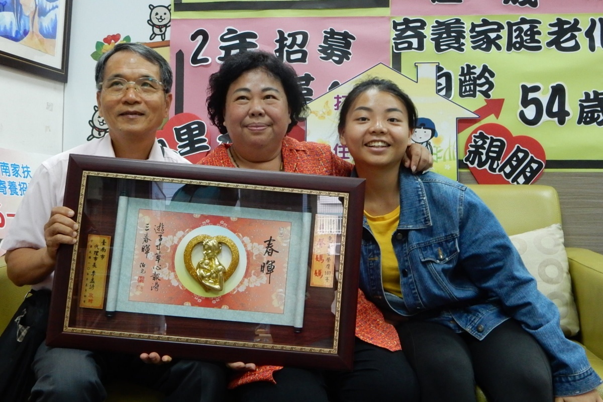 郭美惠獲選慈馨媽媽,小晨獻上祝福。