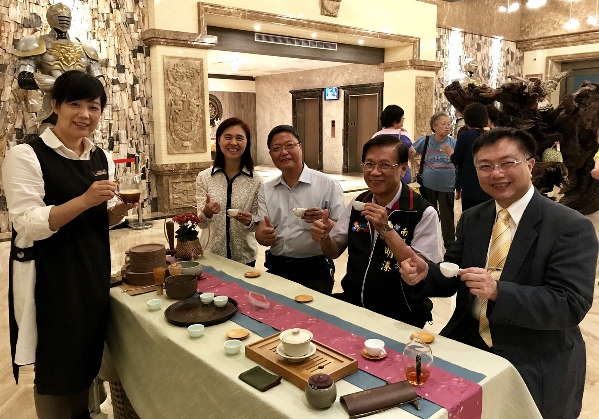 東峰紅茶莊園執行長林惠美自發性的在經典飯店頒獎會場設置紅茶席,為領獎的母親們奉上一杯日月潭紅茶,林縣長〈右2〉等人也一起品茗。