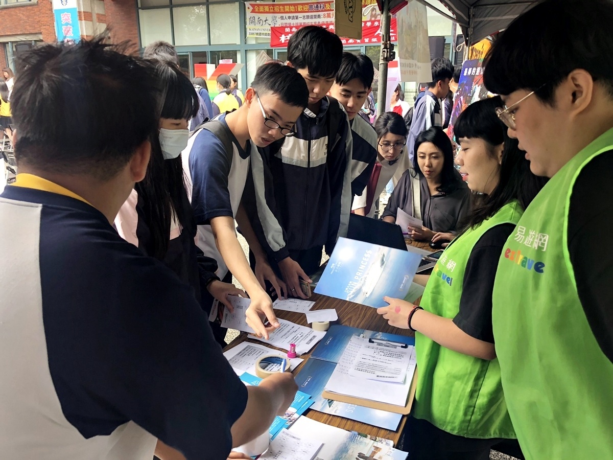 開南大學校園旅展 限定超低價搶客學生當起推銷高手