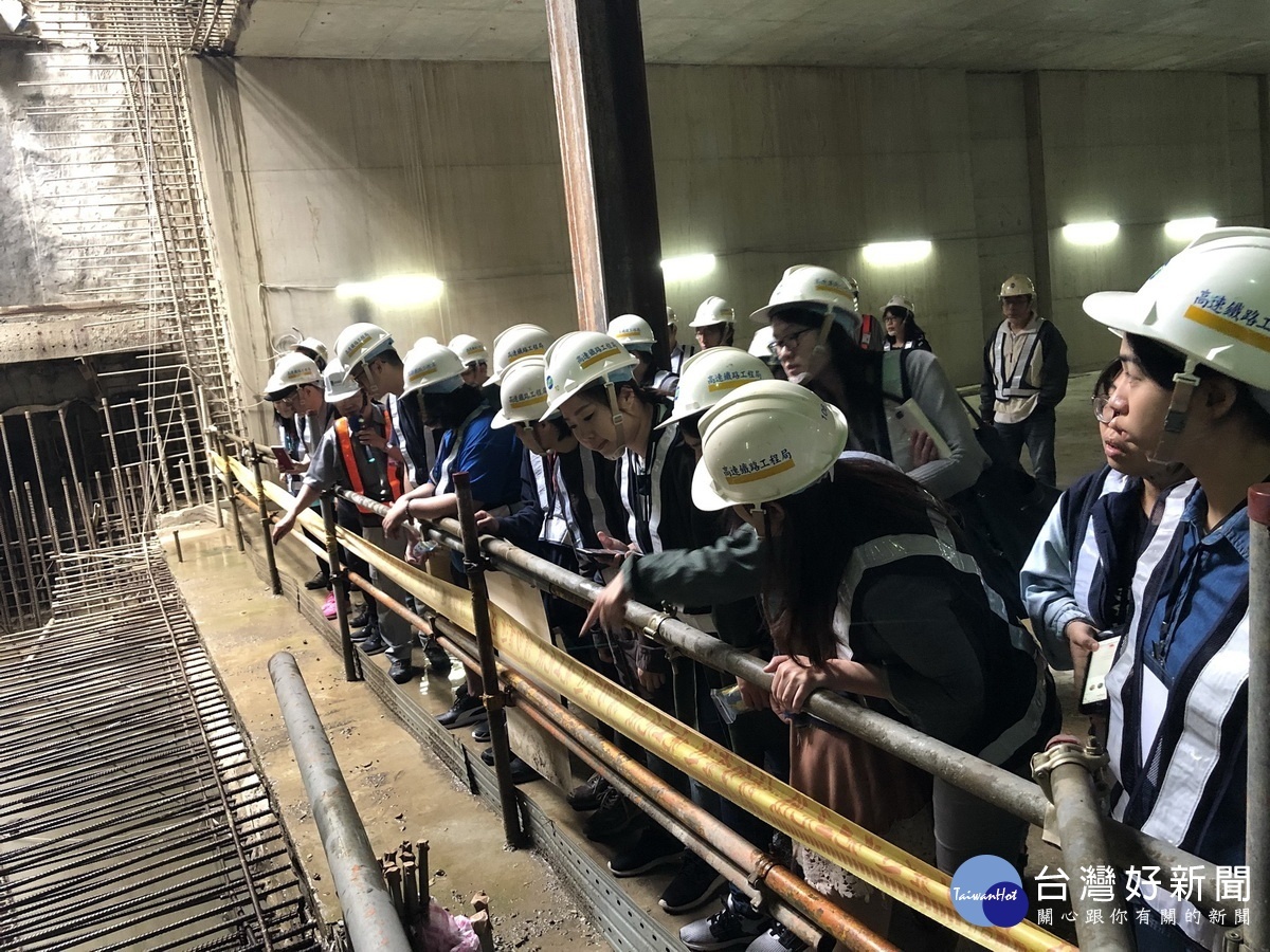 桃園市青年諮詢委員們在市府青年局長顏蔚慈帶領中,深入機A22站地下潛盾工程區履勘,感受桃園的交通建設發展。