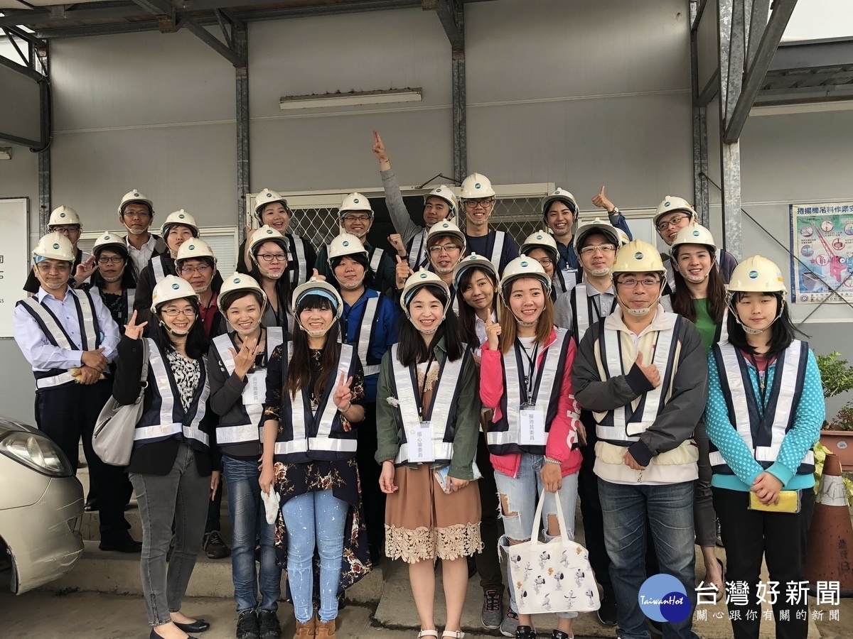 桃園市青年諮詢委員們在市府青年局長顏蔚慈帶領中,深入機A22站地下潛盾工程區履勘,感受桃園的交通建設發展。