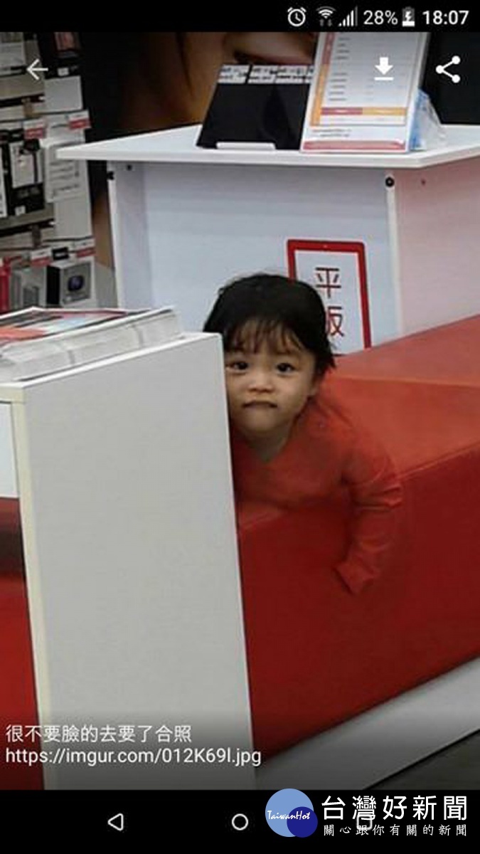 門市的店長解釋,小女孩其實是來買手機顧客的小孩。(圖/截自PTT)