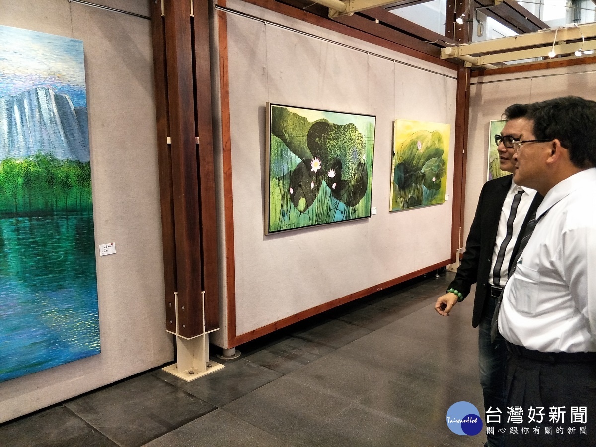 彰化市長邱建富欣賞陳歡老師作品。圖/記者鄧富珍攝