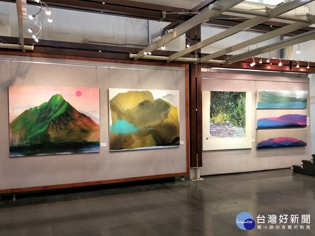 陳歡老師油畫作品色彩斑斕繽紛、饒富東方禪意。圖/記者鄧富珍攝