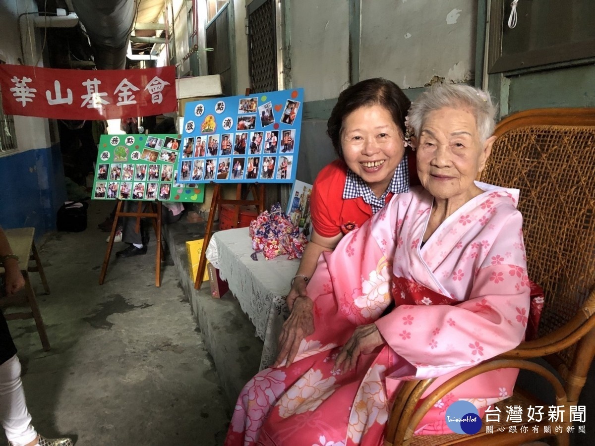 縣長夫人陳麗珠女士和百歲奶奶合影。