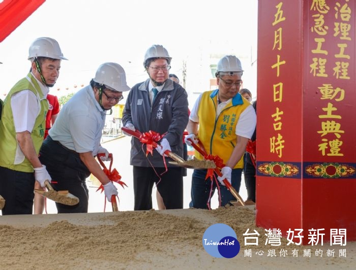 桃園市長鄭文燦前往蘆竹區龍德宮,出席「茄苳溪茄苳溪橋至仁德橋治理工程」動土典禮