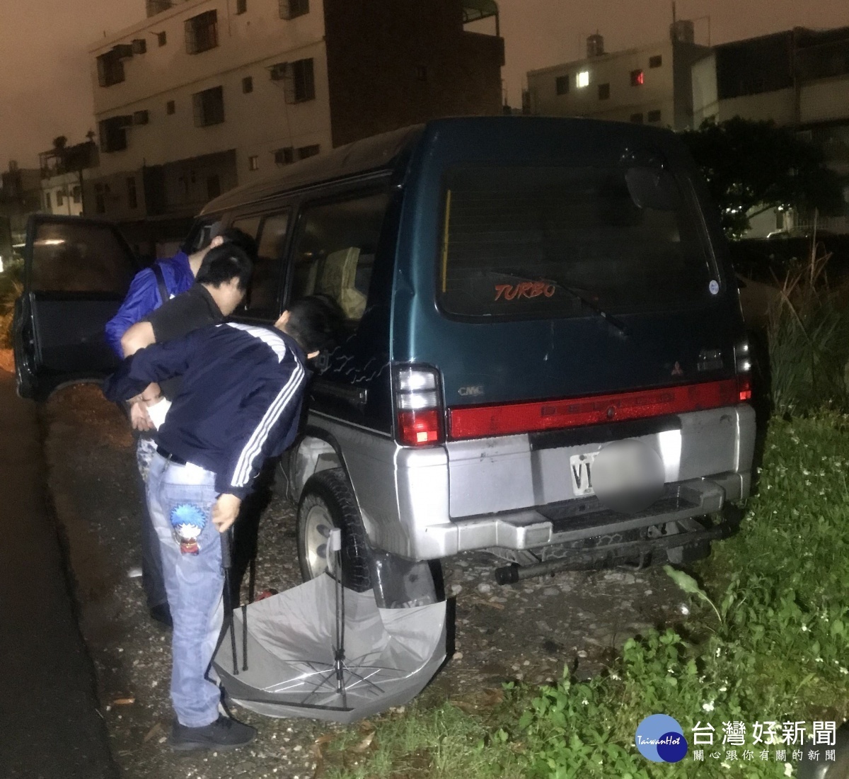 中壢分局自強派出所,在八德區和平路411巷內,埋伏查獲陳嫌竊取自小貨車1部,全案訊後依竊盜罪嫌移送偵辦。