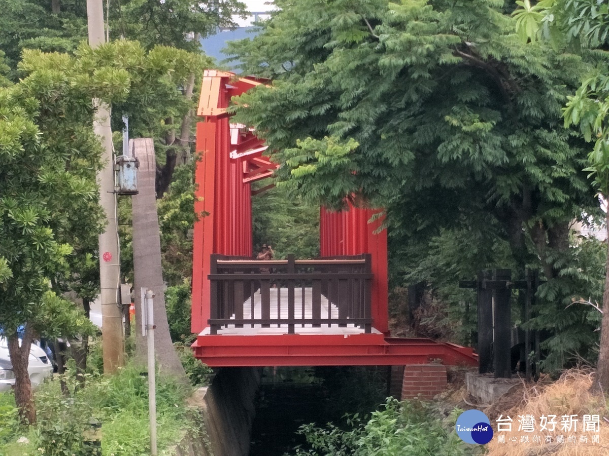 新完工的「虹橋」風情,橋面重新刷新,裝置的新欄杆,提供民眾友善的散步環境,待第二期工程完工後,更可透過虹橋,直達扇型車站。圖/記者鄧富珍攝
