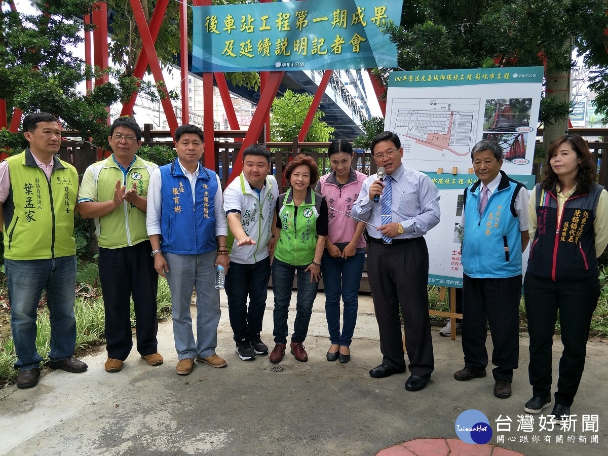 彰化市長邱建富簡報說明營造友善城鄉環境工程第一期完工成果。圖/記者鄧富珍攝