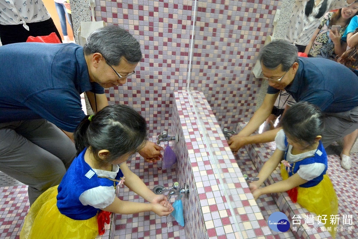 「洗手五絕招、腸病毒不來擾」宣導，衛生局長葉彥伯帶領小朋友示範洗手步驟「濕、搓、沖、捧、擦」。圖／記者鄧富珍攝