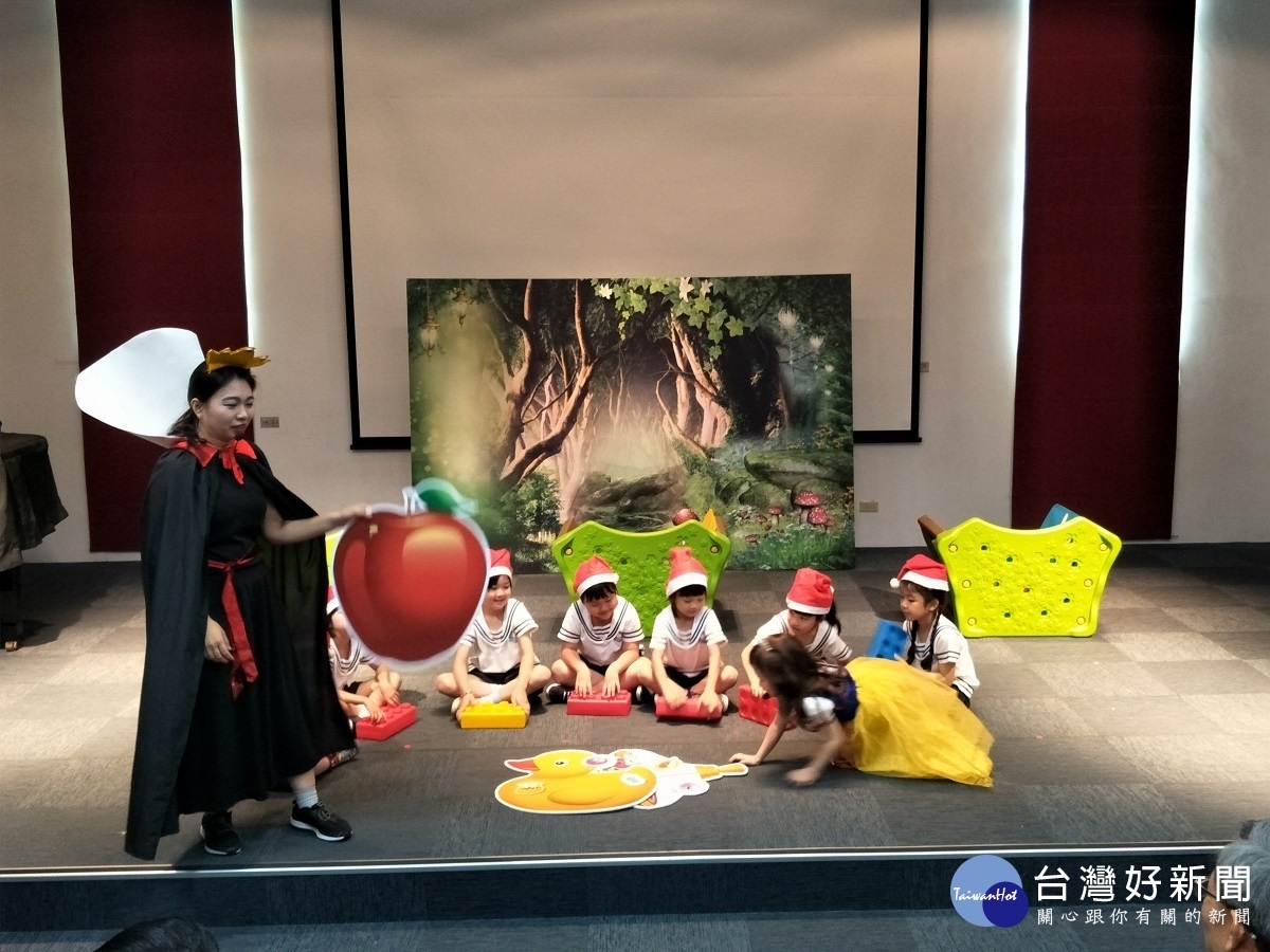 彰化縣衛生局積極強化腸病毒宣導<史丹福幼兒園師生透過「白雪公主」的話劇,強調預防腸病毒的重要。圖/記者鄧富珍攝