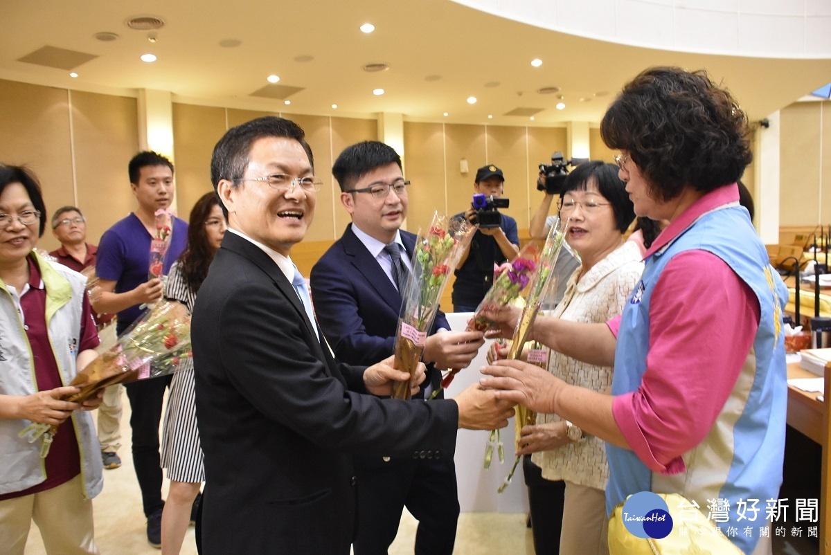 彰化縣長魏明谷與縣議會議長謝典霖分送康乃馨予府會員工,祝福母親節快樂!圖/記者鄧富珍攝