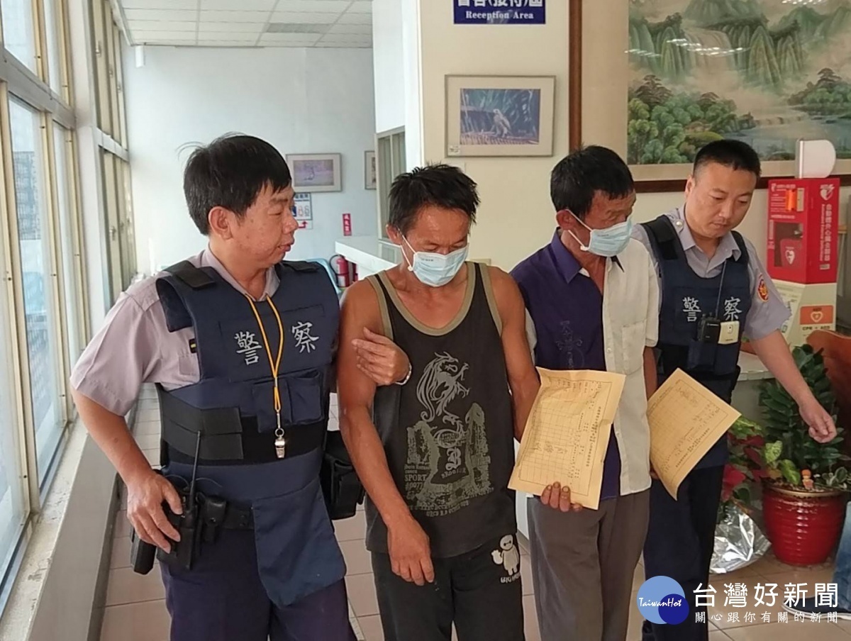 大園警方受理汽車竊案後分析遭竊車輛的行車路線,1小時左右就逮到前來取車的廖姓毒品通緝犯及簡姓男子。