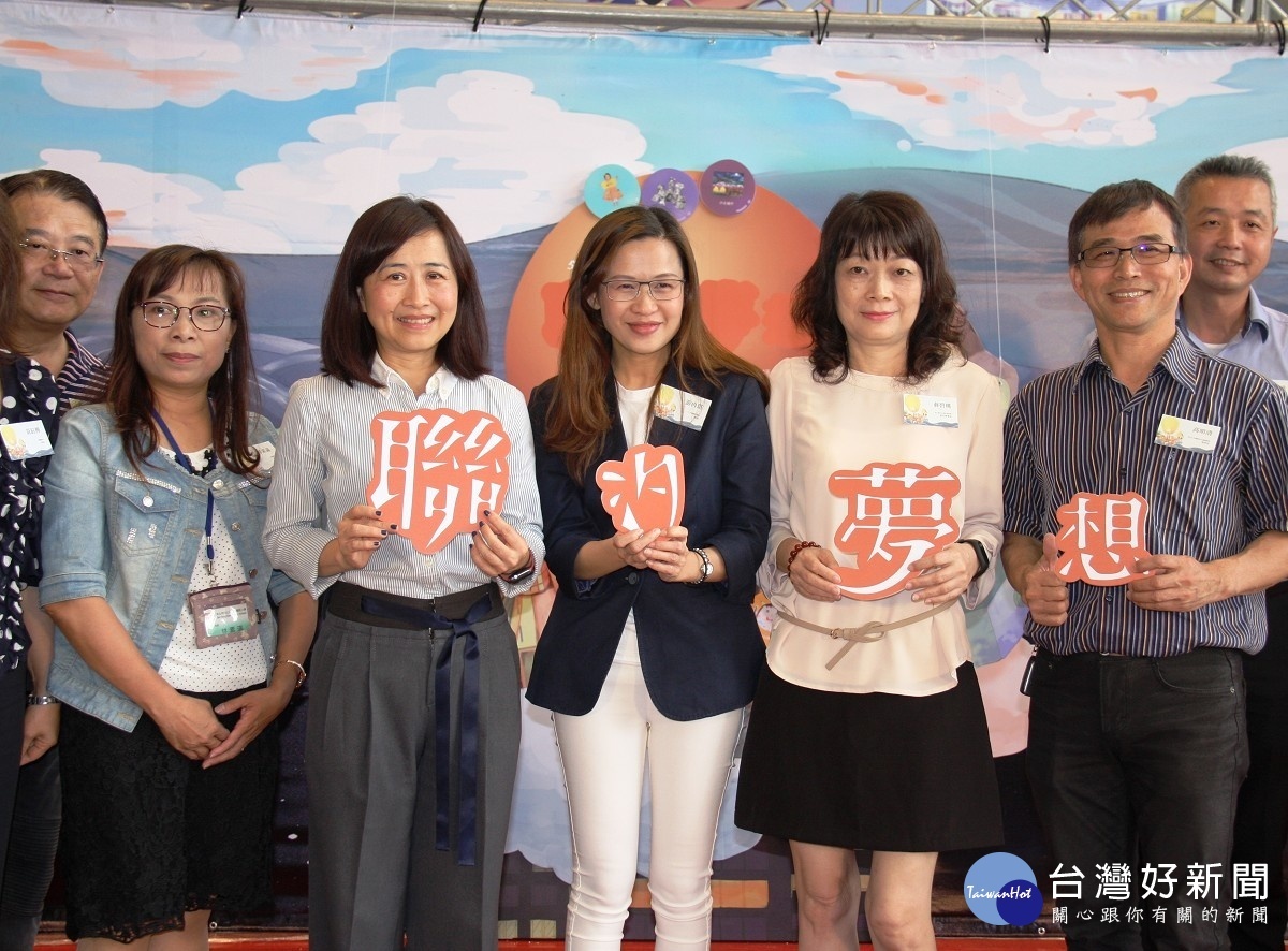教育局長林奕華、人文遠雄博物館長游冉琪出席「聯汐夢想」汐止區15所學校師生聯合美展開幕儀式。(圖/記者黃村杉攝)