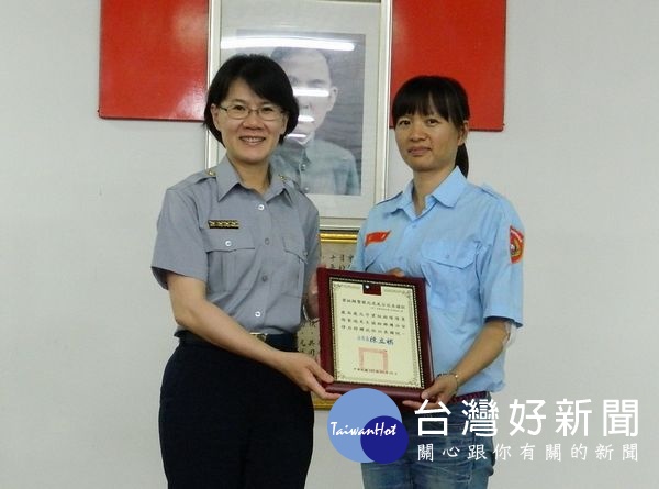 分局長陳立祺頒發表揚狀給協助警方破獲刑案有功人員,計有鹿南鹿北守望相助隊隊長陳元豐及隊員張家瑞等。(記者陳昭宗拍攝)