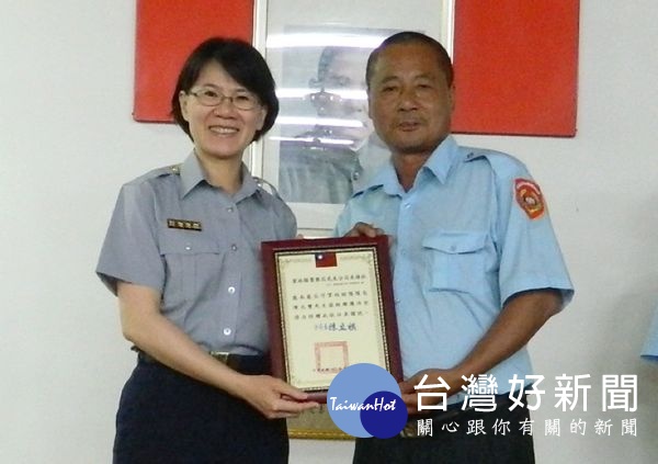 分局長陳立祺頒發表揚狀給協助警方破獲刑案有功人員,計有鹿南鹿北守望相助隊隊長陳元豐及隊員張家瑞等。(記者陳昭宗拍攝)