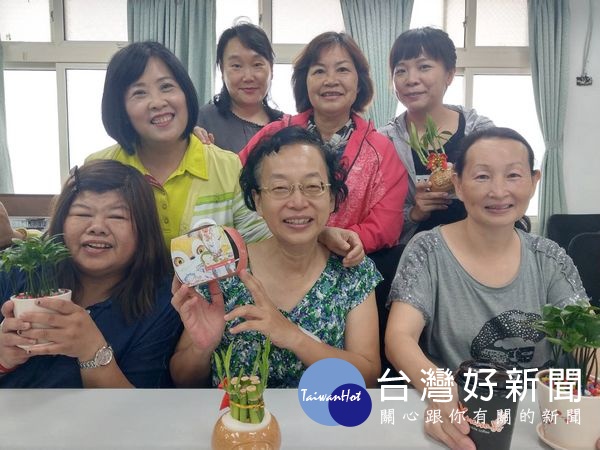 分局長廖志明致贈每位女性同仁療癒小盆栽,紓解工作上的壓力,亦獻上祝福與敬意。(記者陳昭宗拍攝)