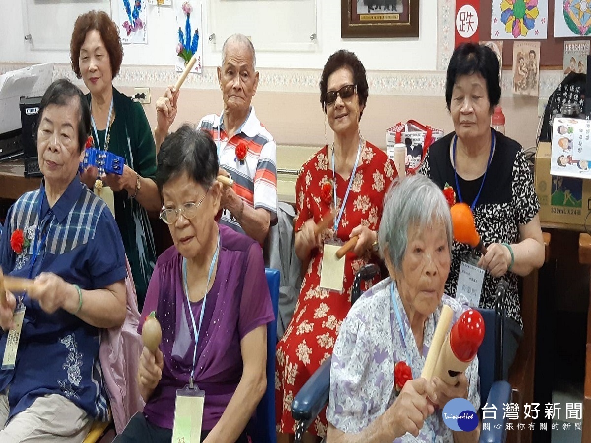 宏仁憶起白首社區慶祝母親節 阿嬤開心展現笑容