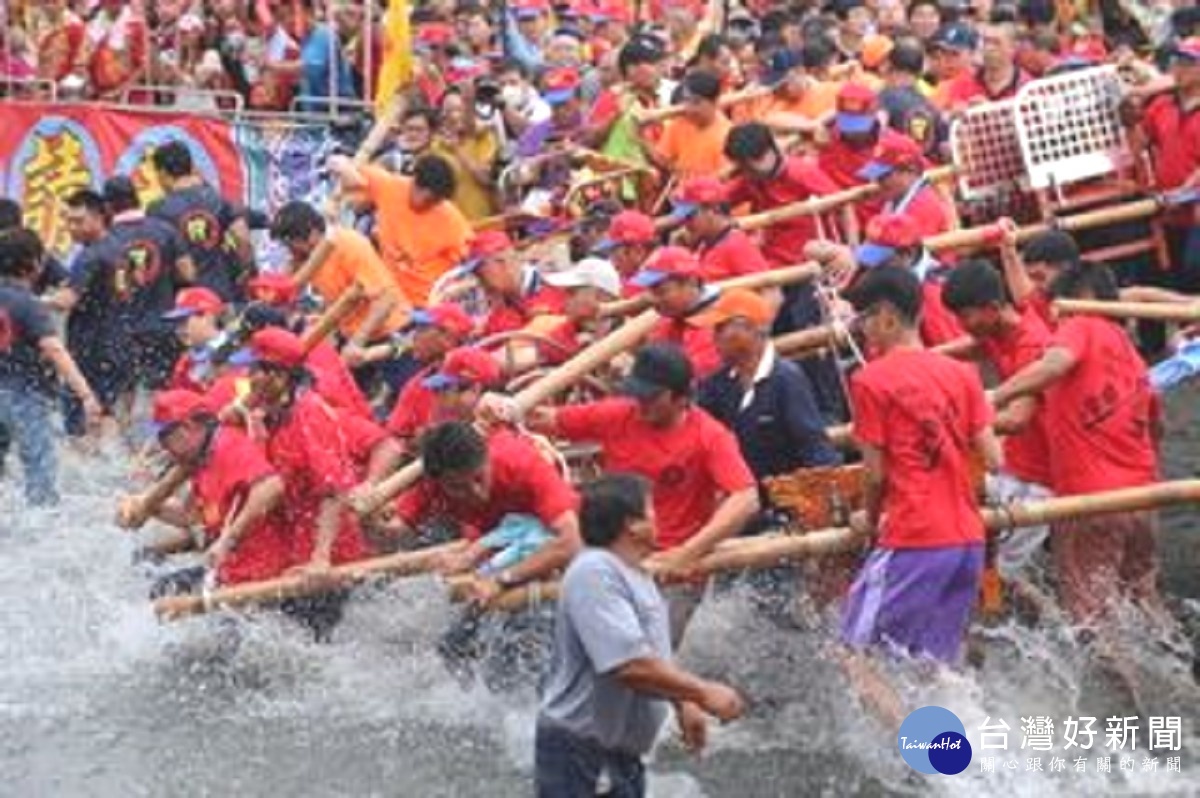 布袋鎮新塭嘉應廟每年農曆3月27日都會舉辦「衝水路、迎客王」廟會,吸引成千上萬信眾共襄盛舉。